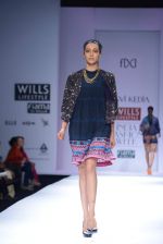Model walks the ramp for Tanvie Kedia Show at Wills Lifestyle India Fashion Week 2013 Day 2 in Mumbai on 14th March 2013 (35).JPG